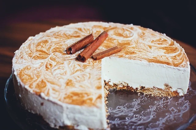 Zaimek - primer cheesecake torte, ki ji nekaj rezin že manjka